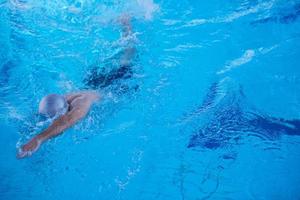 exercício de nadador na piscina coberta foto