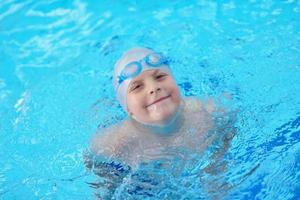 retrato de criança na piscina foto