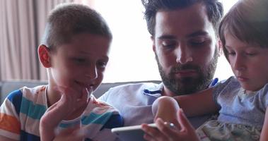 pai e dois filhos se divertindo juntos em casa foto