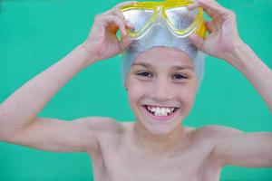 retrato de criança na piscina foto