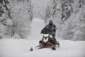 moto de neve na neve foto