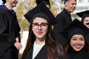 grupo de diversos estudantes de graduação internacionais comemorando foto