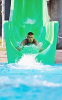 diversão de toboágua na piscina ao ar livre foto