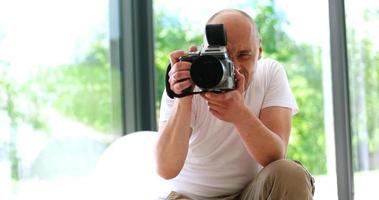 fotógrafo tira fotos com câmera dslr