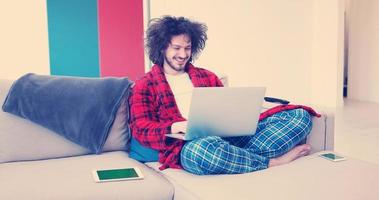 homem tomando café desfrutando de estilo de vida relaxante foto