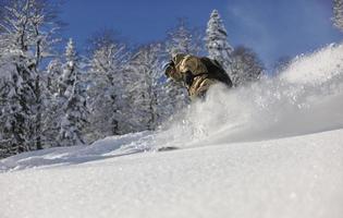 salto e passeio de snowboarder freestyle foto