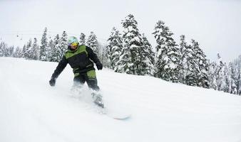 snowboarder na neve profunda fresca foto