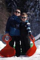 retrato de meninos no dia de inverno foto