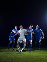 duelo de jogadores de futebol foto