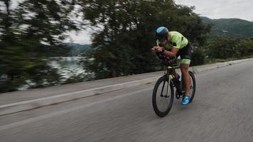 atleta de triatlo andando de bicicleta no treinamento matinal foto