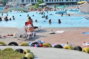 nadador na piscina foto