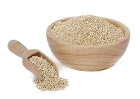sementes de quinoa brancas saudáveis isoladas no fundo branco, hábitos alimentares saudáveis e conceito de dieta equilibrada foto