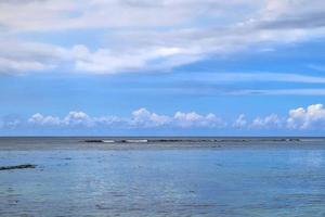 dia ensolarado vista para a praia nas ilhas paradisíacas seychelles foto