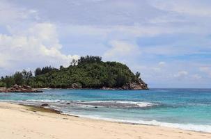 dia ensolarado vista para a praia nas ilhas paradisíacas seychelles foto