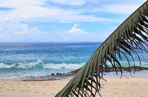 dia ensolarado vista para a praia nas ilhas paradisíacas seychelles foto