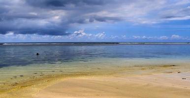 dia ensolarado vista para a praia nas ilhas paradisíacas seychelles foto