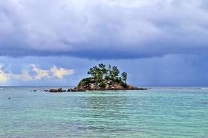 dia ensolarado vista para a praia nas ilhas paradisíacas seychelles foto