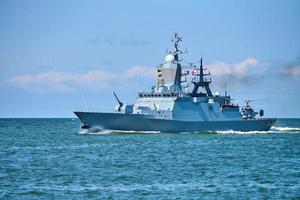 navio de guerra navio de guerra barco corveta com helicóptero no convés no belo mar azul. navio de guerra da marinha foto