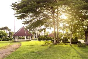 parque público ao nascer do sol foto