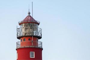 farol no porto. lindo farol baltiysk russo. cenário céu azul, copie o espaço. foto