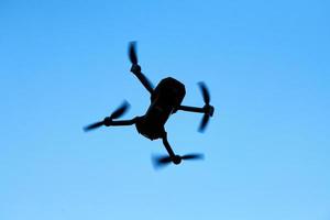 drone quadcopter no céu foto