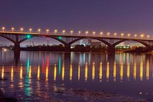 iluminação noturna da ponte da cidade foto