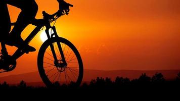 silhueta de bicicleta de montanha com belas vistas. foto