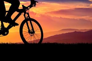 silhueta de bicicleta de montanha com belas vistas. foto