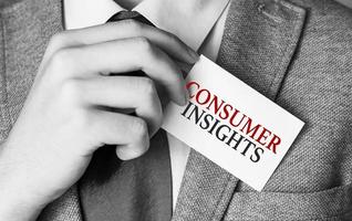 insights do consumidor no cartão de visita branco e mãos foto