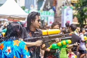 praça siam, bangkok, tailândia - 13 de abril de 2019 ação curta de pessoas se junta às celebrações do ano novo tailandês ou songkran na praça siam. foto