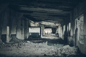 interior de edifício abandonado, ruínas de fábrica industrial, corredor escuro assustador assustador, cena de horror foto