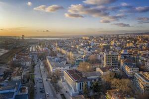 vista aérea do drone da cidade e da estação ferroviária central, varna, bulgária foto