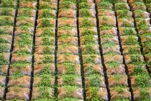 doces tradicionais árabes ou turcos com nozes - baklava foto