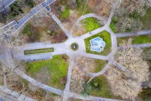 vista superior do drone de passarelas e árvores do parque da cidade. elemento de arquitetura foto