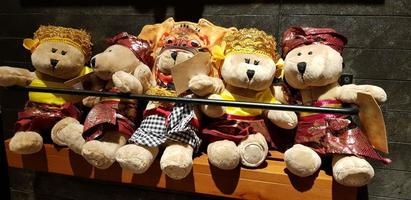 grupo de brinquedos fofos de urso de pelúcia vestindo várias roupas, bicho de pelúcia de ursinho de pelúcia foto