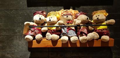 grupo de brinquedos fofos de urso de pelúcia vestindo várias roupas, bicho de pelúcia de ursinho de pelúcia foto
