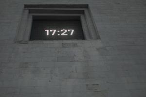 tempo na placa do relógio. relógio na parede. tempo a partir de dígitos eletrônicos. foto