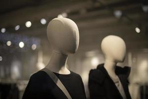 dois manequins em roupas pretas. manequim de tecido sem traços faciais. foto