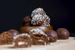 bombons com recheio de doce de coco foto