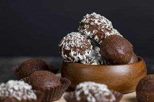 bombons com recheio de doce de coco foto