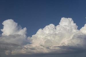 lindo céu com nuvens no verão foto