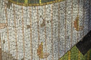 azulejos na parede. telha de mosaico. padrão de cacos de pedra colorida. foto