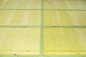 células amarelas e linhas verdes. parede é pintada. estrutura é feita de retângulos. foto