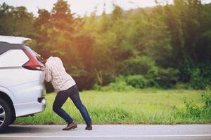 avaria do carro pode acontecer a todos. carro não liga, ficou sem combustível, ficou sem bateria, pneu furado. foto