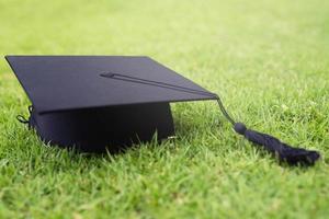 graduação, estudante segura chapéus foto