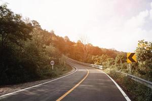 estrada curva em uma bela montanha foto