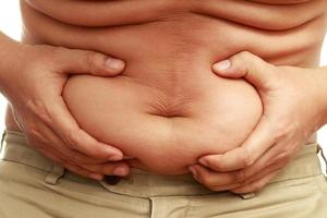homem gordo tem excesso de gordura, ele está fazendo dieta e perdendo peso. foto