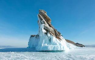 ilha ogoy em baikal, rússia no inverno sob forte sol. foto