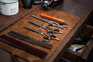 ferramentas de barbearia em fundo de madeira velho ferramentas vintage de barbeiro para barba na barbearia retrô foto