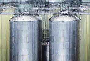 tanque de fermentação de cerveja ou fábrica de cerveja foto
